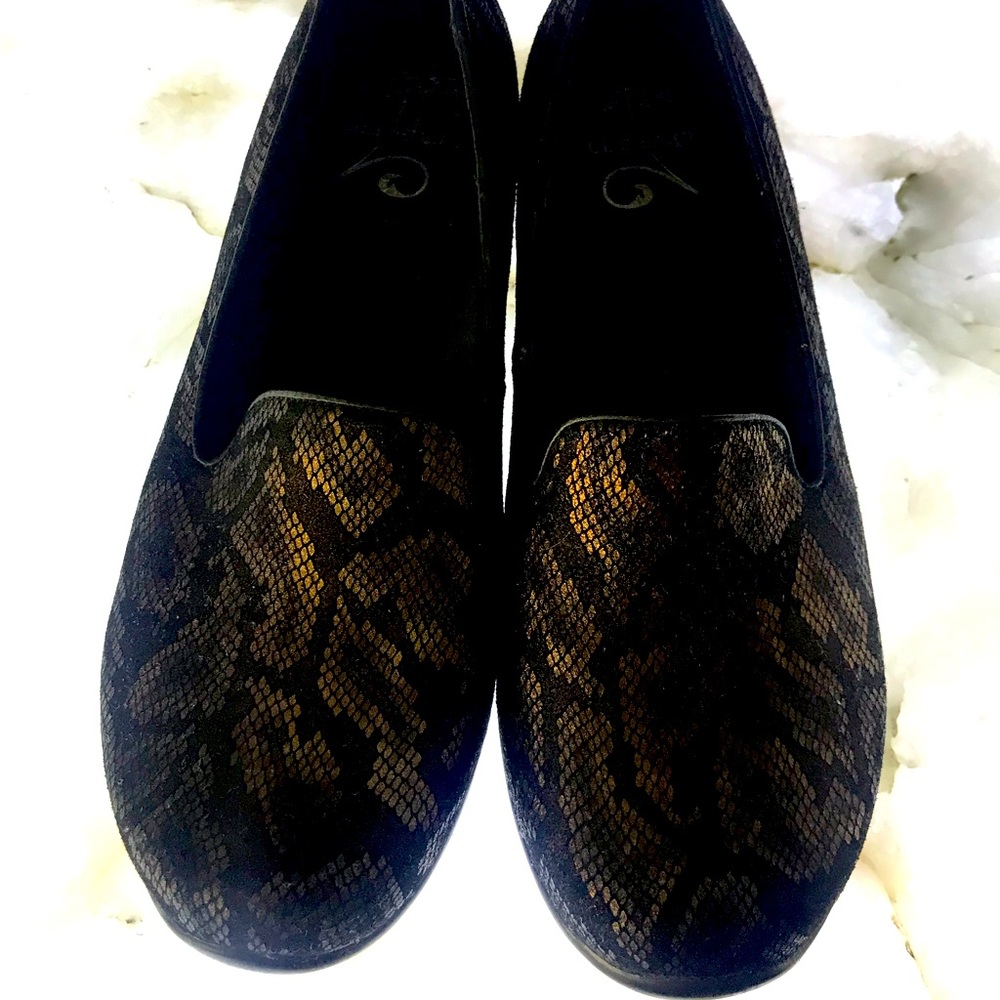 Dansko black/bronze loafer